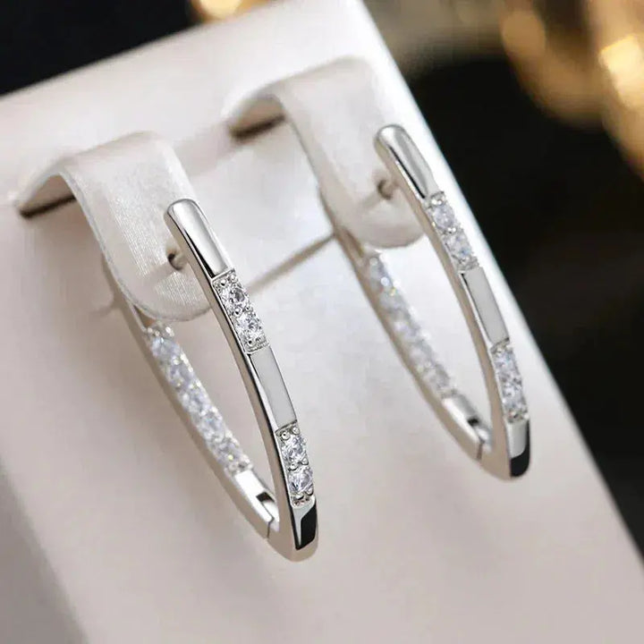 Boucles d'oreilles sophistiquées avec des pierres de zirconia